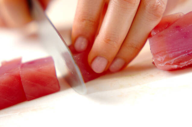 マグロのゴマ油和えの作り方の手順1