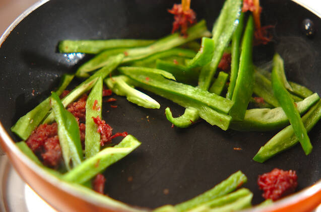 ピーマンとコンビーフの炒めものの作り方の手順2