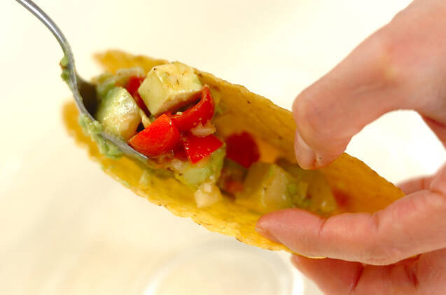 プチトマトとアボカドのタコスの作り方の手順3