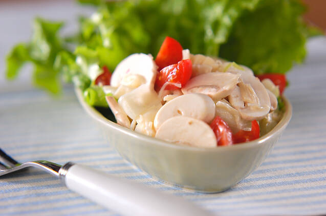 茶色の皿にのった、マッシュルームとホタテのサラダ