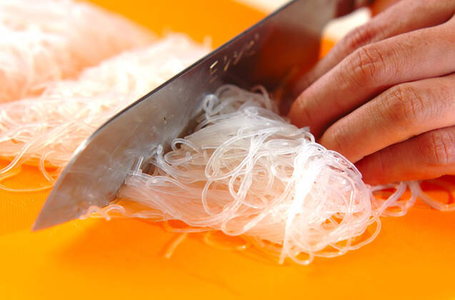 春雨の炒め物の作り方の手順1