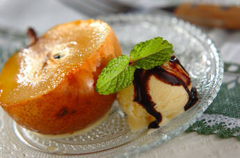 焼きラ・フランスのアイス添え