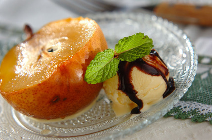 焼きラ・フランスのアイス添え