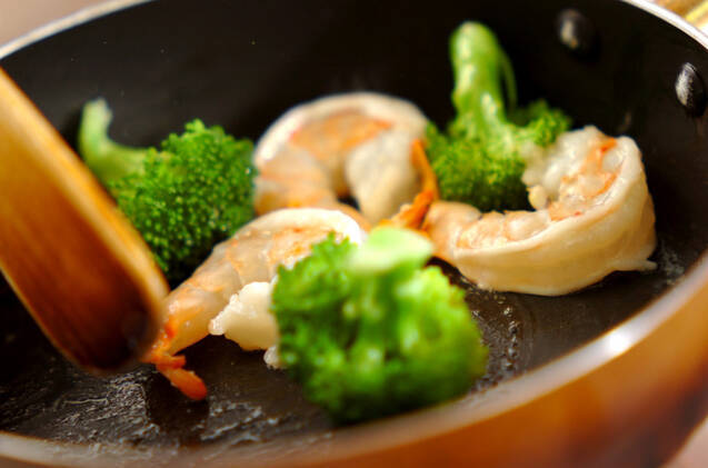 エビとブロッコリーのソテーの作り方の手順2