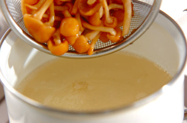 ナメコとワカメのみそ汁の作り方の手順3