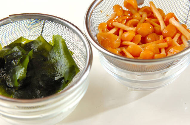 ナメコとワカメのみそ汁の作り方の手順1