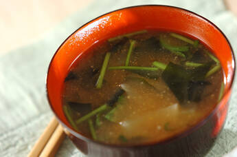 玉ネギとワカメのみそ汁