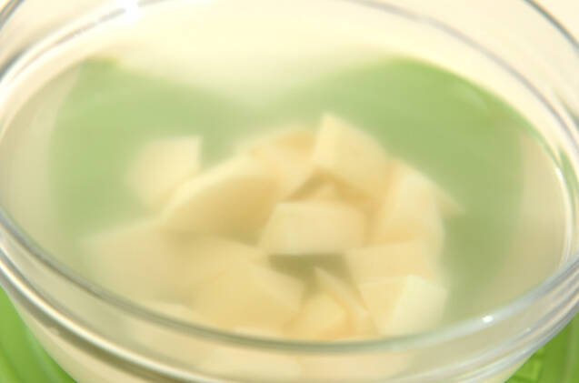 サツマイモのトマトクリームペンネの作り方の手順1