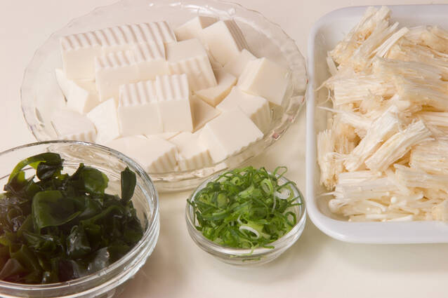 豆腐とエノキのスープの作り方の手順1