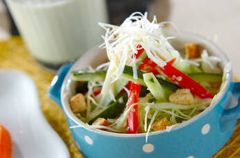 せん切り野菜のサラダ