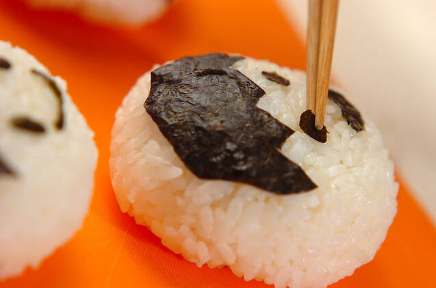 紅白ハチマキの顔おにぎりの作り方の手順2