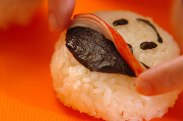 紅白ハチマキの顔おにぎりの作り方の手順3