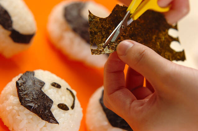 紅白ハチマキの顔おにぎりの作り方の手順1