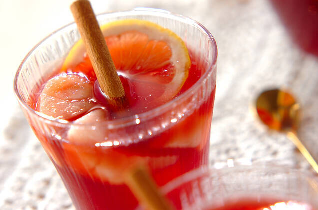 シナモンスティックが添えられた、グラスに入っているサングリアの画像