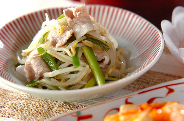 器に盛られた豚肉とピーマンのサラダ