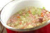 キャベツとソーセージのスープの作り方2
