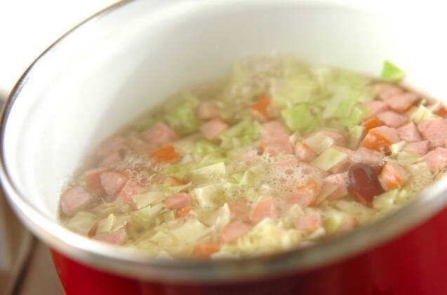 キャベツとソーセージのスープの作り方の手順3
