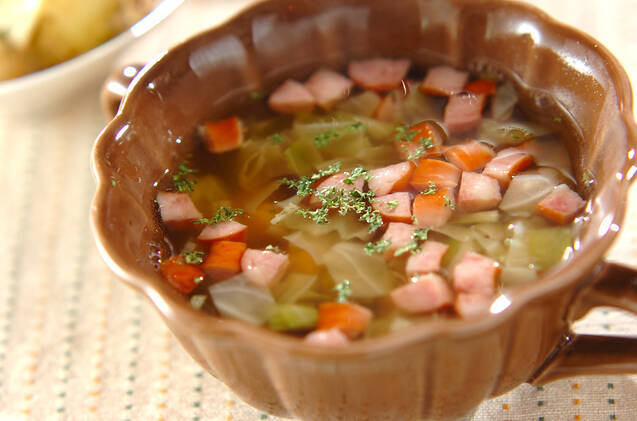 キャベツとソーセージのスープ