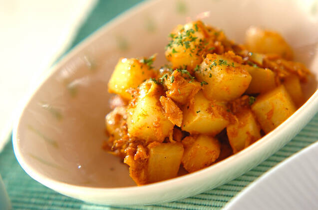 模様入りの長皿に盛りつけられている大根とツナ缶とカレー炒め煮