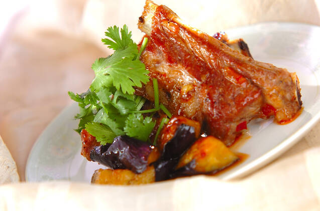 豚バラ肉となすをマーマレード、豆板醤、ナンプラーなどで煮詰めたピリ辛味のひと品。