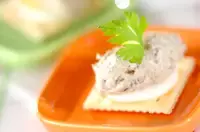 オイルサーディンのクリームカナッペ