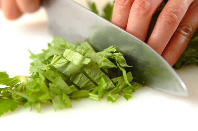 セロリの葉とソーセージ炒めの作り方の手順1