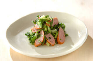 セロリの葉とソーセージ炒め