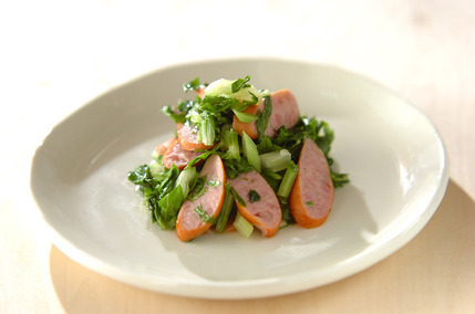 セロリの葉とソーセージ炒め