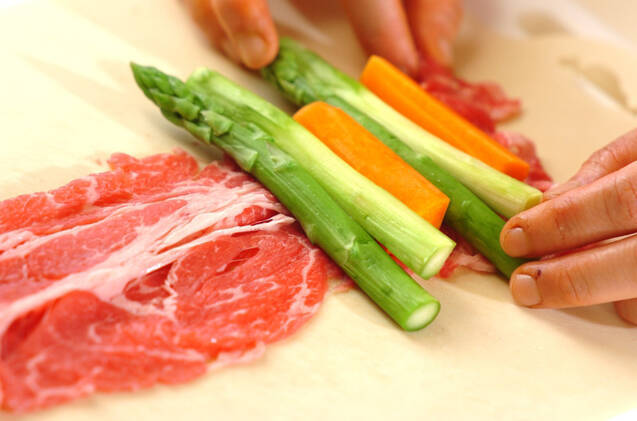 牛肉のアスパラ、ニンジン巻きの作り方の手順2