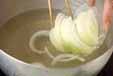 エノキと玉ネギのみそ汁の作り方の手順3