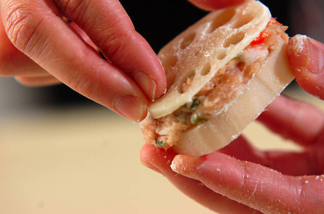 レンコンの肉詰めの作り方の手順2