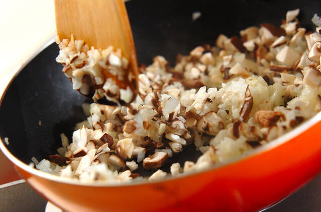 簡単ヘルシー！かさ増ししっとり甘辛おからハンバーグの作り方の手順1