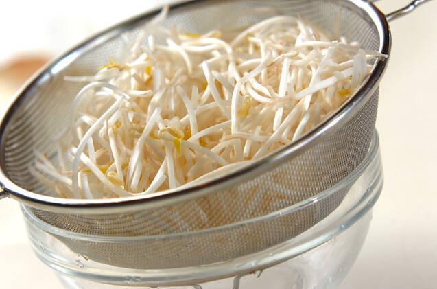 エスニックモヤシオムレツの作り方の手順1