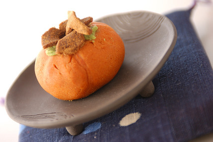 黒い皿に盛り付けた懐かし柿