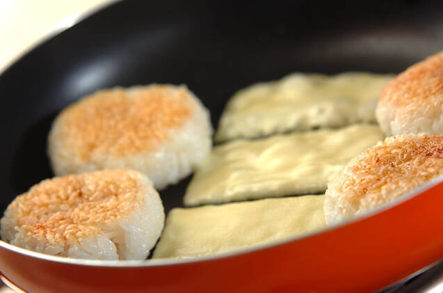 めんたいチーズ焼きおにぎりの作り方の手順3