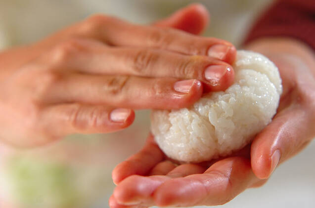 めんたいチーズ焼きおにぎりの作り方の手順1