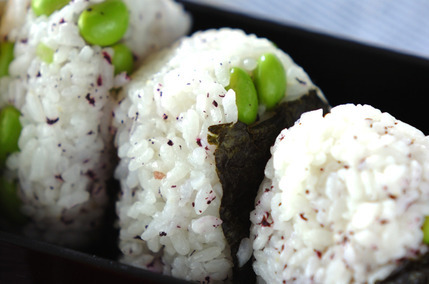 枝豆とユカリのおにぎり