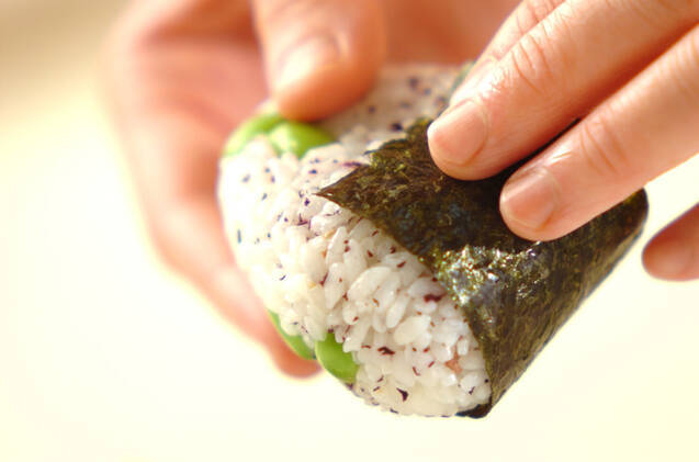 枝豆とユカリのおにぎりの作り方の手順2