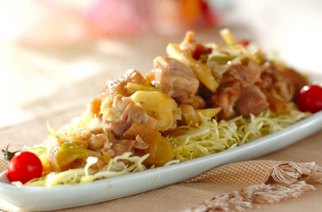 キャベツの千切りの上にのった、鶏肉と長ねぎのレンジ煮