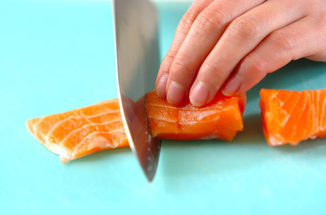 サーモンのピカタの作り方の手順1