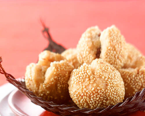 器に盛りつけられたあん入り揚げゴマドーナツ