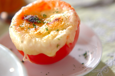 トマトと温泉卵のチーズ焼き 副菜 レシピ 作り方 E レシピ 料理のプロが作る簡単レシピ