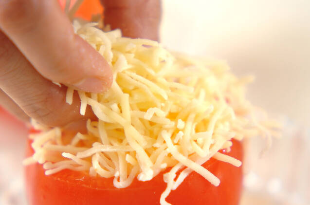 トマトと温泉卵のチーズ焼きの作り方の手順2