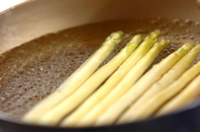 ホワイトアスパラと温泉卵のサラダの作り方の手順1