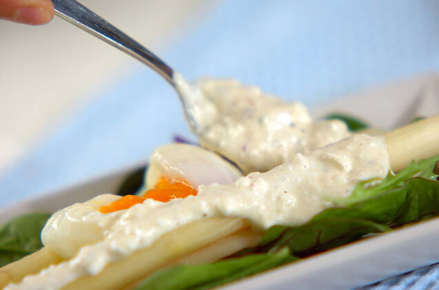 ホワイトアスパラと温泉卵のサラダの作り方の手順4