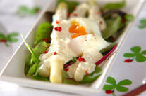 ホワイトアスパラと温泉卵のサラダ