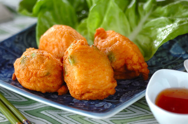 長方形の和食器に盛られた、枝豆とえびのふんわり揚げとサラダ菜