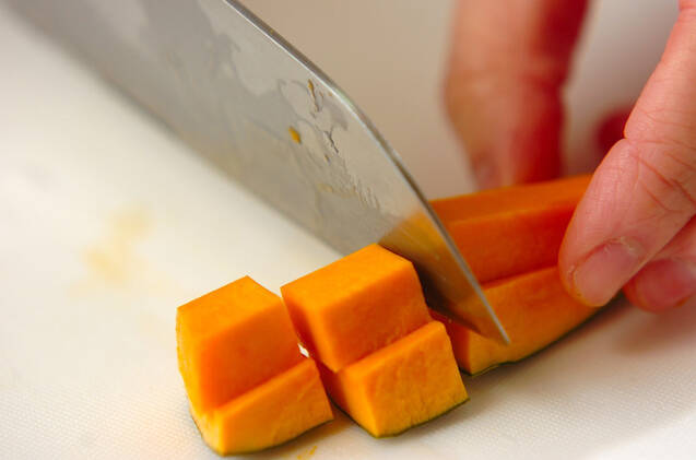 豚肉とカボチャの甘酢炒めの作り方の手順1