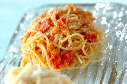あめ色玉ネギ入りトマトの冷製パスタ