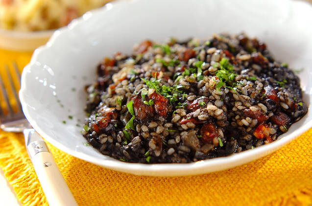 白い皿に盛られたイカ墨のリゾット